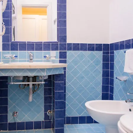 Blu Laconia Village מלון קניגיונה