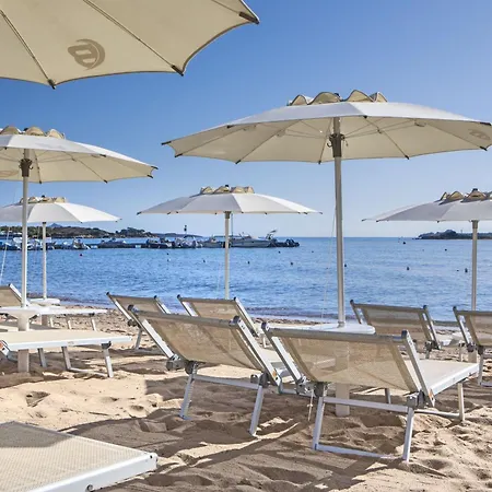 Blu Laconia Village מלון 4*