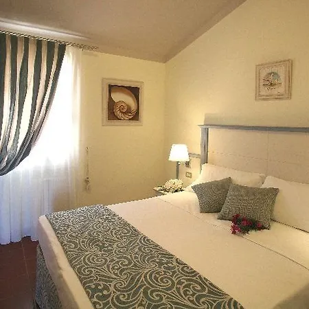 Blu Laconia Village מלון קניגיונה
